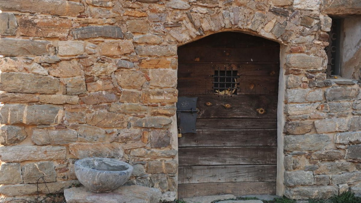 La ‘reaparecida’ pila de agua bendecida, ayer en un pedestal junto a la ermita de Sant Salvador de Irgo.
