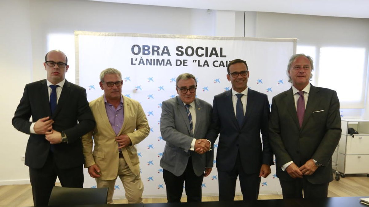 Un momento de la firma ayer en el CaixaFòrum Lleida.