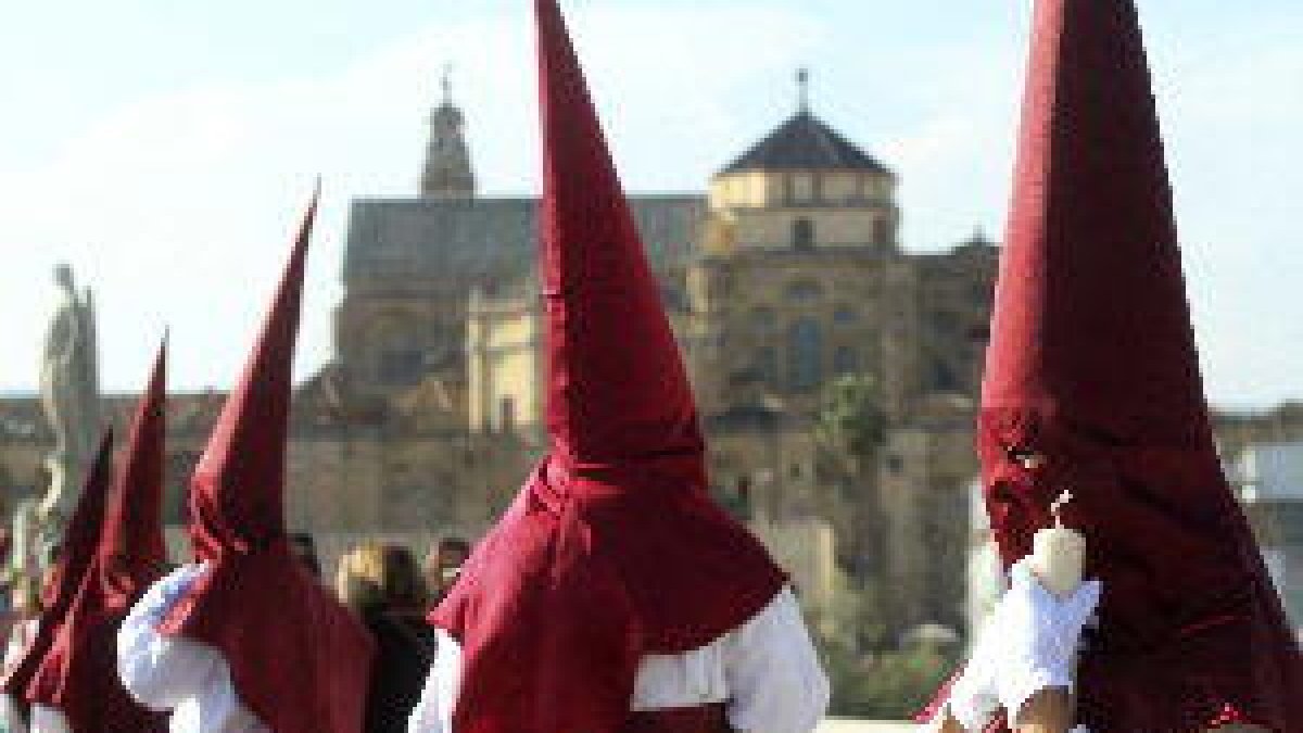 Una Hermandad actuará contra una nazarena que besó a otra chica en una procesión