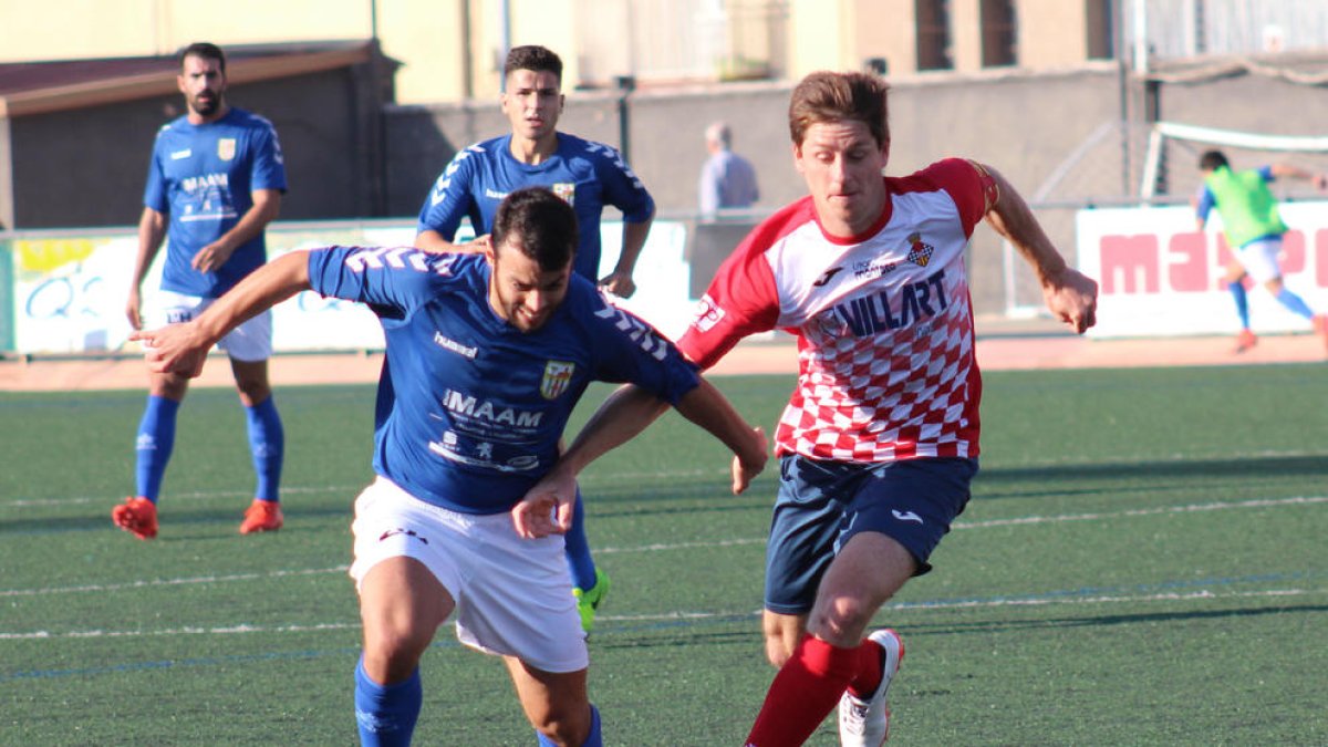 El balaguerí Isaac pugna per una pilota amb un jugador del Vista Alegre durant el partit disputat ahir al Municipal.