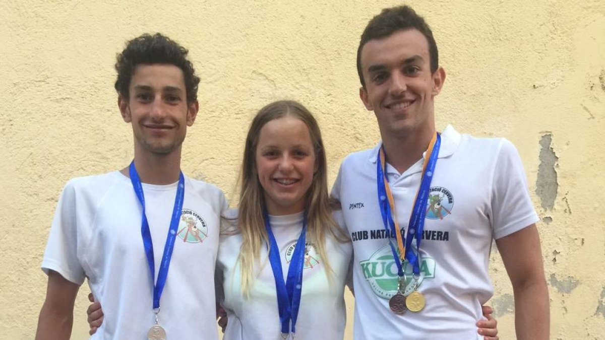 Els nadadors del CN Cervera i CN Lleida amb la collita de medalles en la segona jornada del Campionat de Catalunya júnior i open.