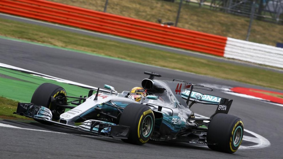 Lewis Hamilton durant la sessió de qualificació del GP de la Gran Bretanya, que es disputa a Silverstone.