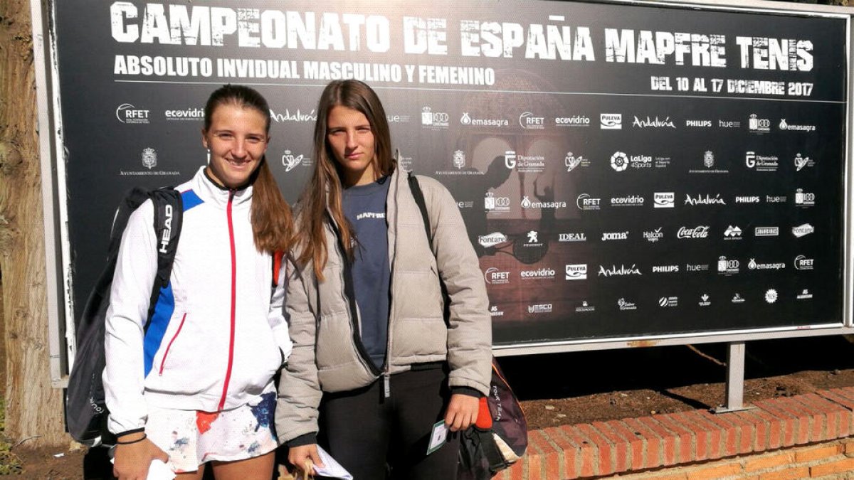 Les germanes Teixidó posen davant del cartell del campionat.