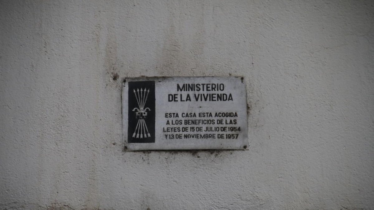 La Paeria retira gairebé totes les plaques falangistes del ministeri de la Vivenda franquista