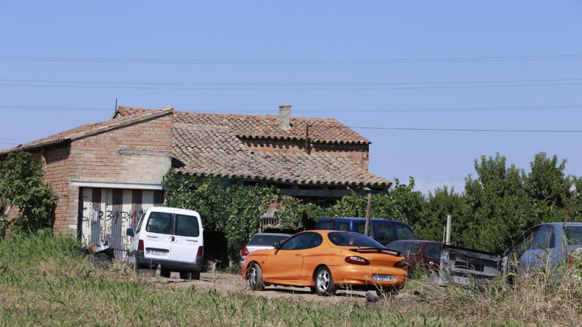 Pese al precinto del almacén, a la izquierda de la imagen, el taller sigue funcionando.