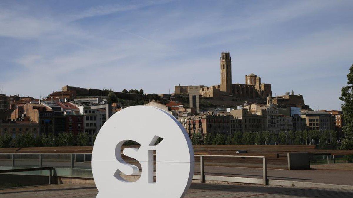 Imatge del ‘sí’ gegant aparegut aquest diumenge en favor de la independència a Lleida.
