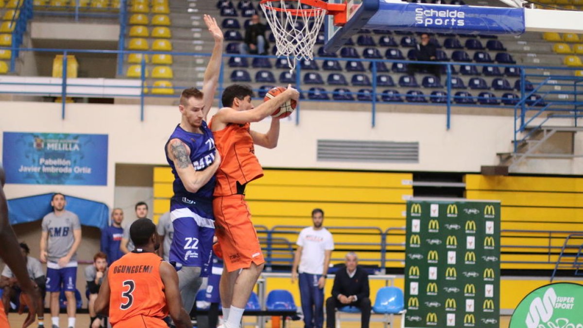 Marc Martí captura un rebote adelantándose a Lucas.