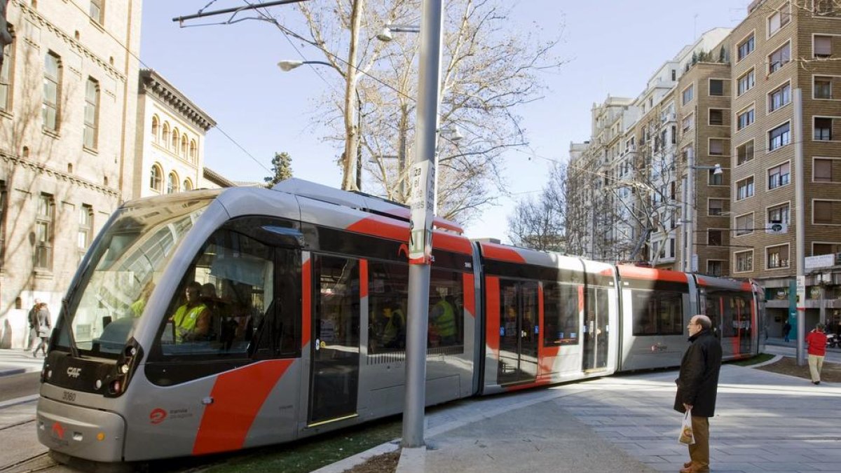 Un tranvía atravesando el bulevar de la Gran Vía en Zaragoza.