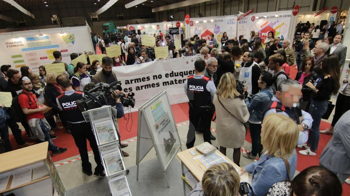 Protesta contra la presència de l'Exèrcit a la fira F&T de Lleida