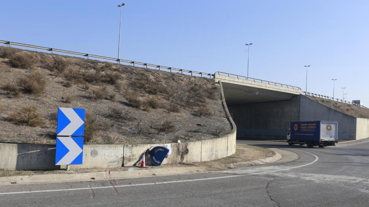 El coche se empotró contra la rotonda de la LL-11 que enlaza con la carretera C-13.