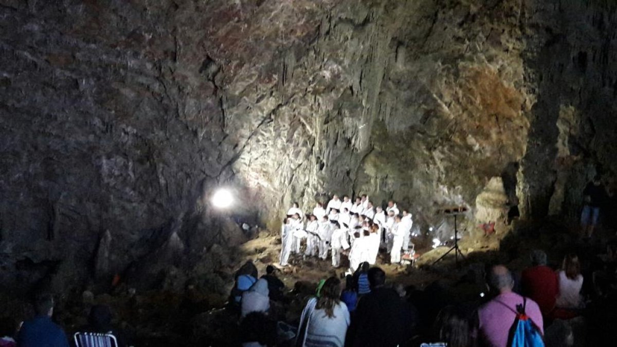 Imatge del concert celebrat dissabte a la nit a la Cova Negra del Montsec.