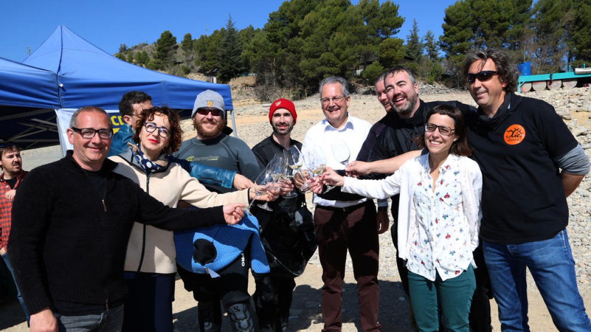 La extracción del vino se hizo con la ayuda del Club Submarinista de Tremp y The Busseing Pallars.