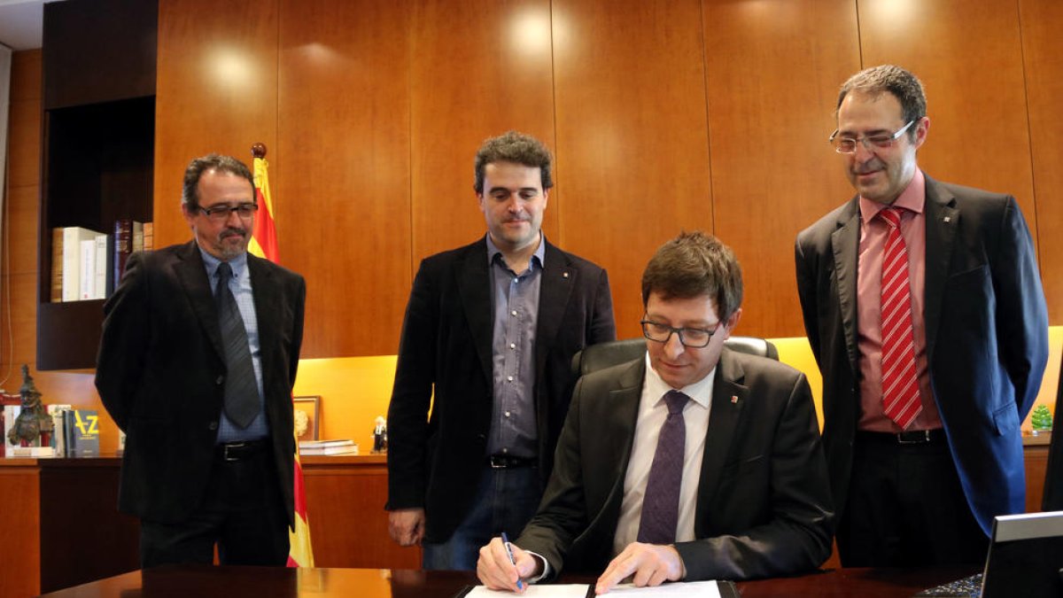 Momento en el que el conseller Carles Mundó firmó ayer la orden.