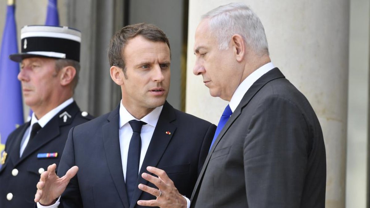 Emmanuel Macron conversa con Benjamin Netanyahu.