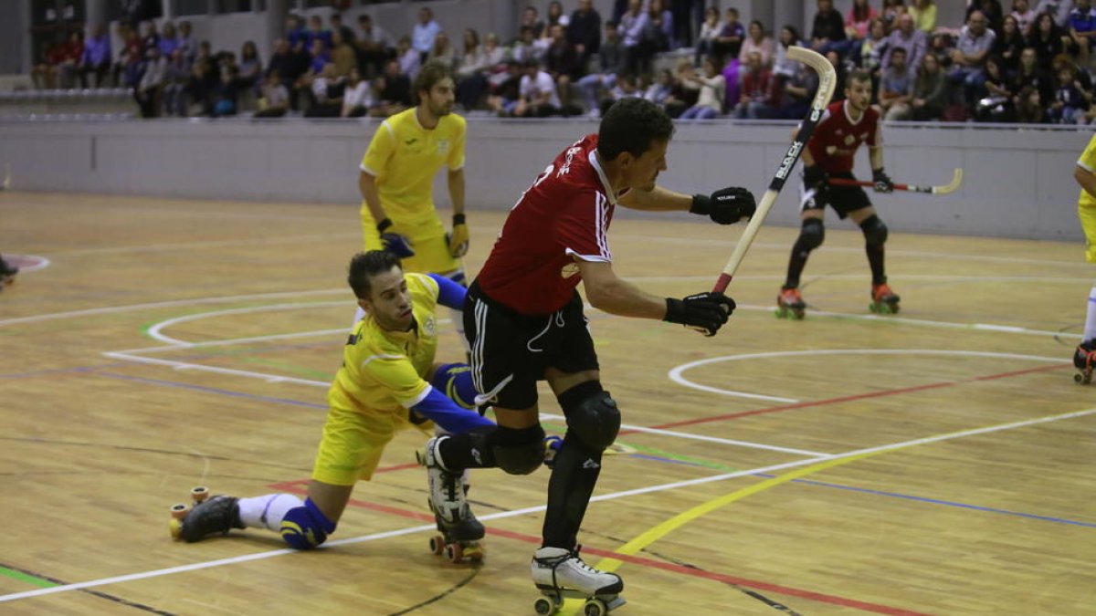 Un jugador de l’Alpicat intenta interceptar una pilota.