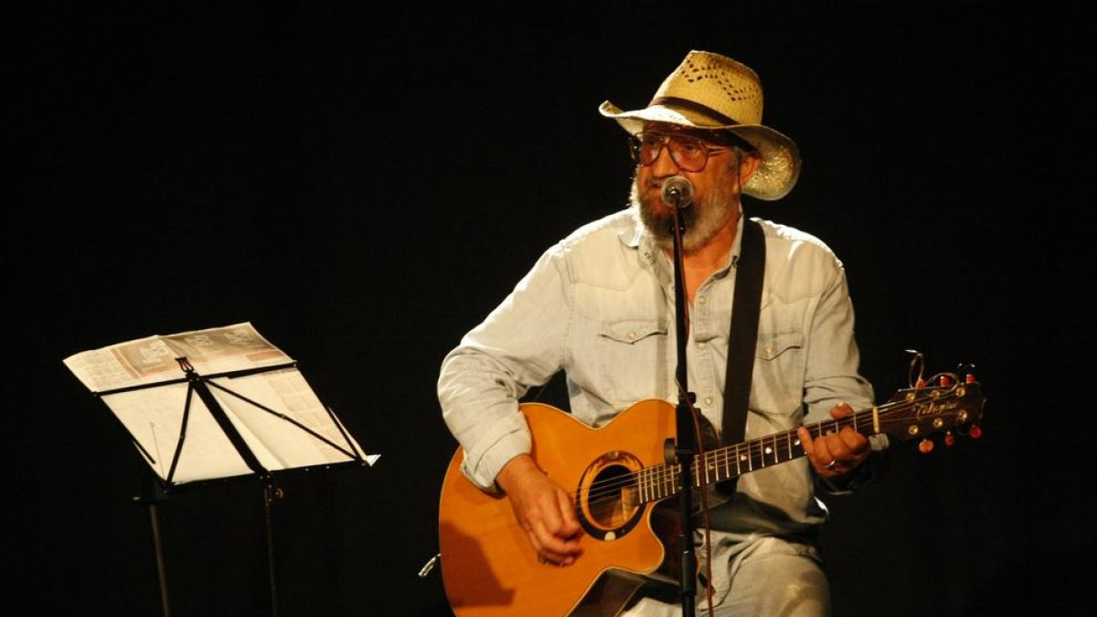 El cantautor mallorquín Tomeu Penya, en un concierto el año pasado en el Cafè del Teatre de Lleida.