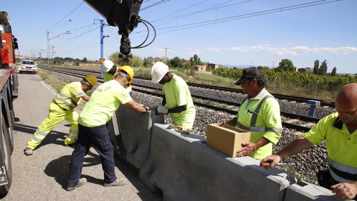 Imagen de los trabajos de instalación de la valla, cuyo primer tramo quedará terminado hoy.
