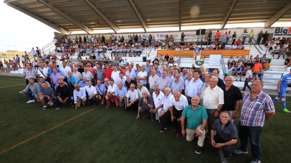 Algunos de los exjugadores de diferentes épocas del FC Borges, que se reunieron ayer en la capital de Les Garrigues para celebrar el Centenario del fútbol en la población.