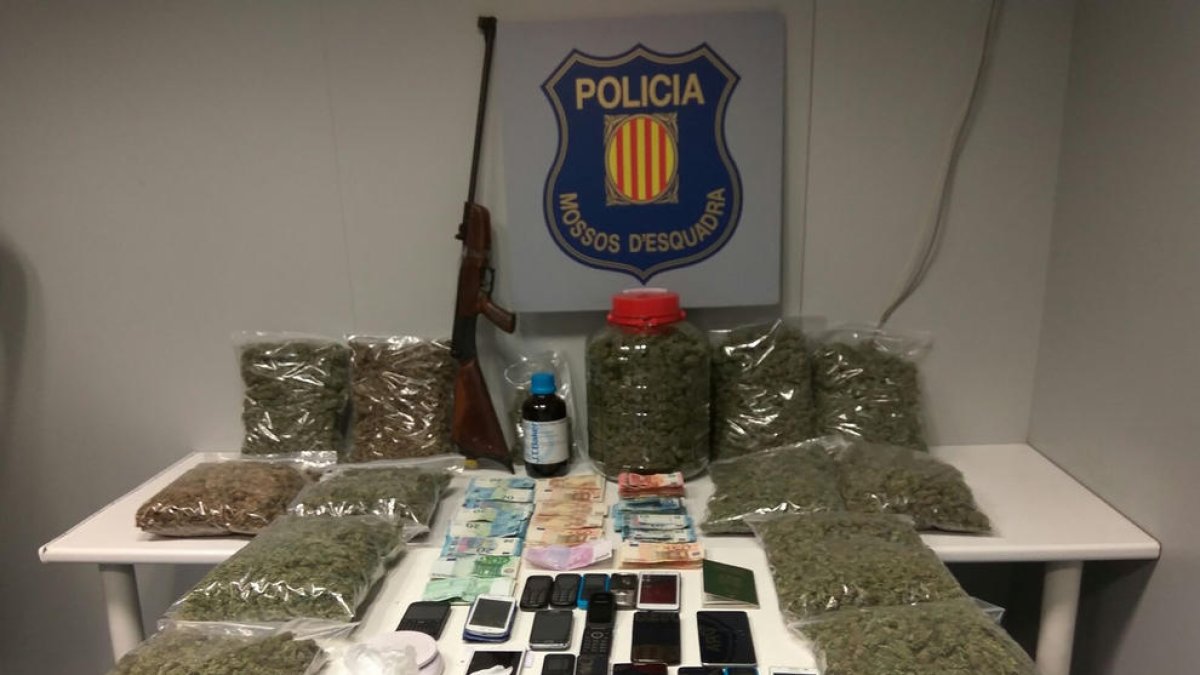 Imatge d’arxiu de droga i objectes decomissats a Lleida.