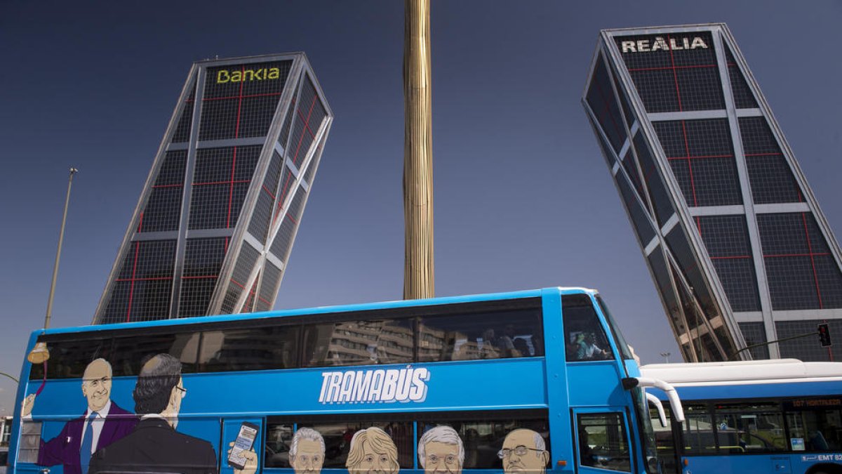 Imagen del “tramabús” de Podemos a su paso por la Plaza de Castilla de Madrid.