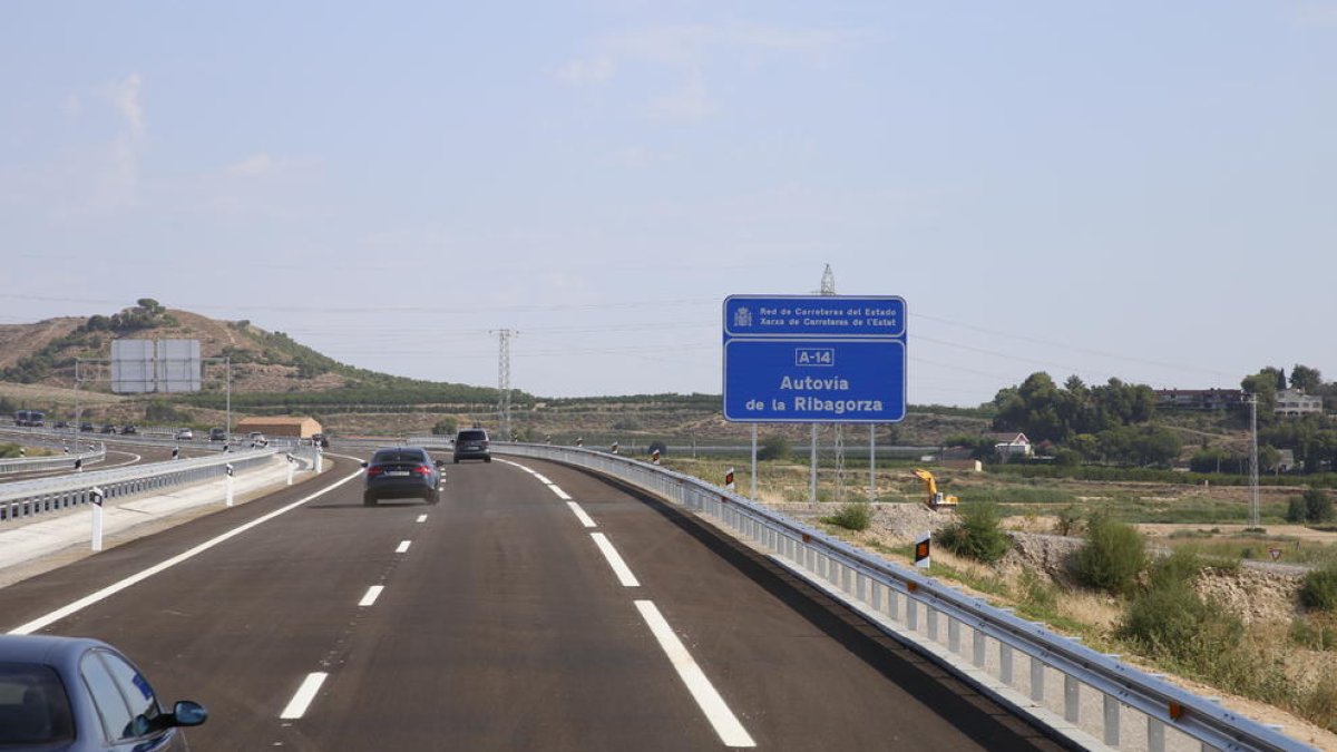 Los primeros coches que circularon ayer por la A-14 desde Lleida hasta Almenar, llamada también autovía de la Ribagorza.