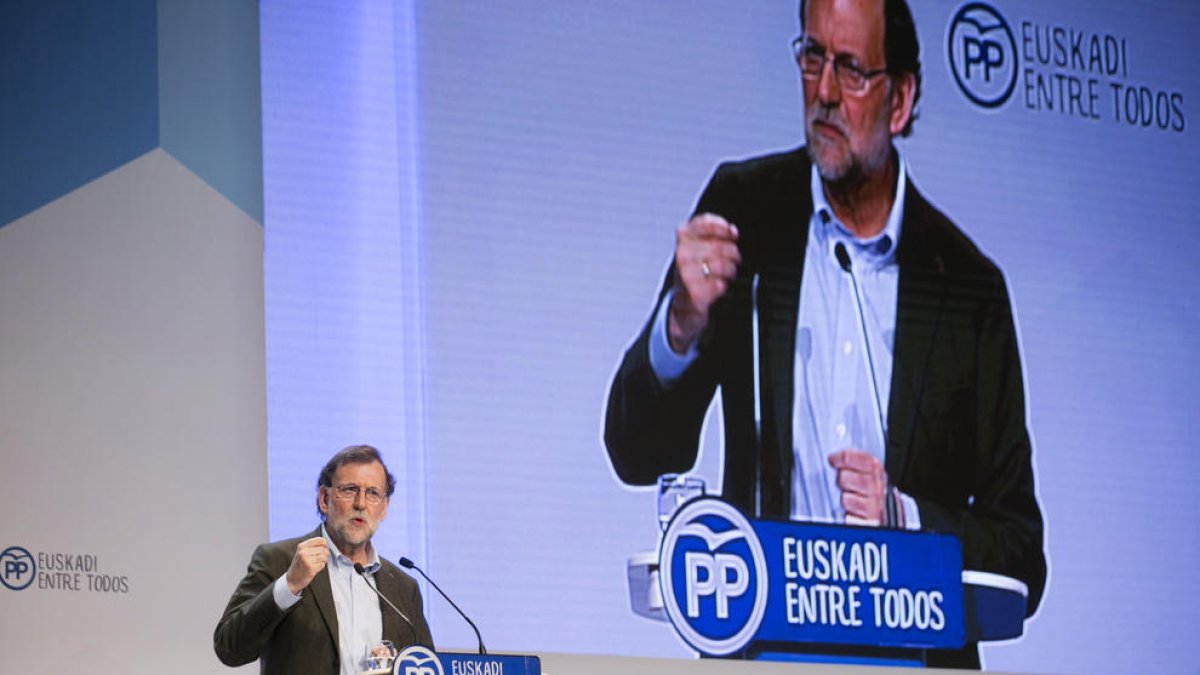 Mariano Rajoy durante su intervención en la clausura del congreso del PP vasco celebrado en Vitoria.