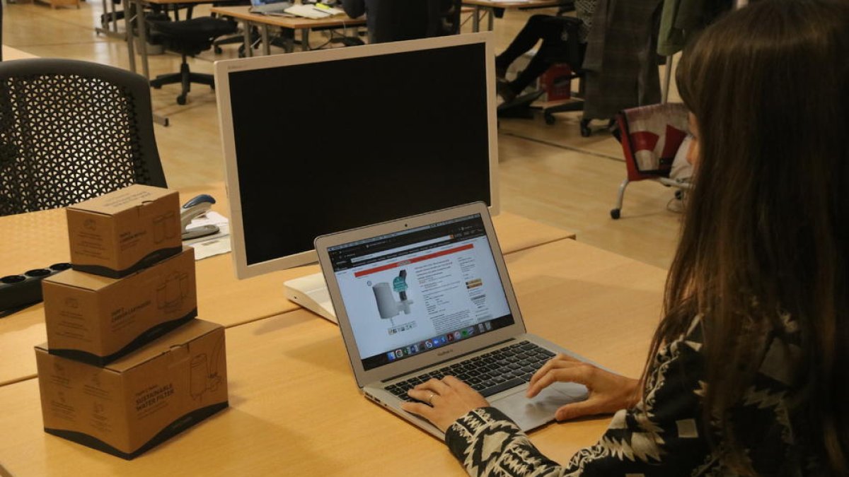Una usuaria consultando la página web de Amazon.
