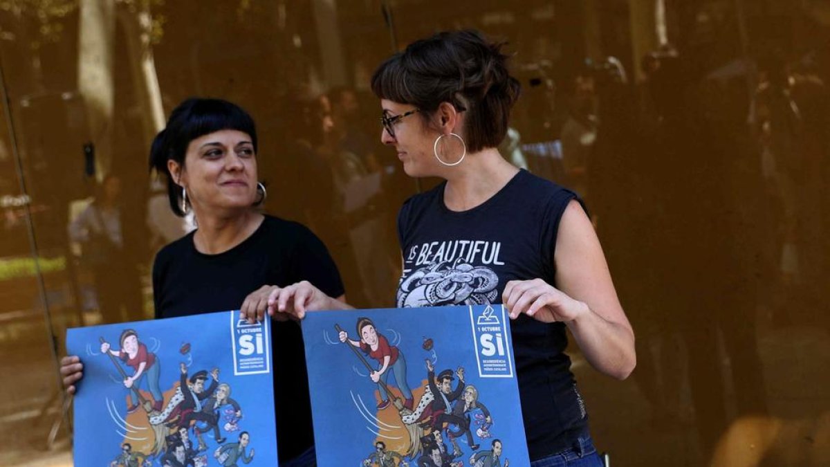 Las diputadas de la CUP Anna Gabriel y Mireia Vehí durante la presentación de su campaña  del 1-O.