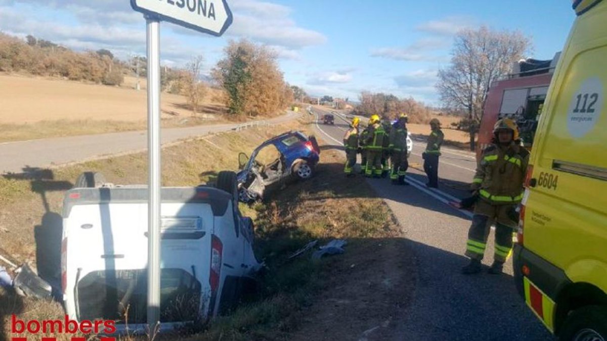 Tres heridos, uno grave, en una colisión entre dos vehículos en Olius