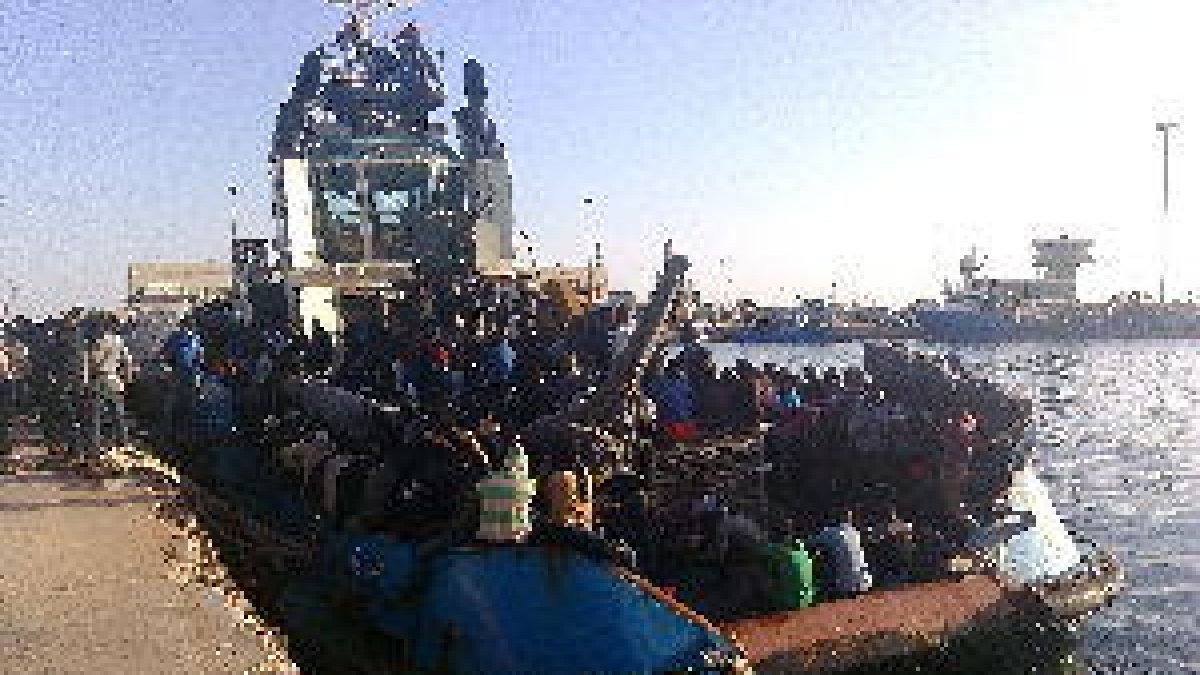 Guardacostas libios rescatan a 262 inmigrantes a la deriva en el mar