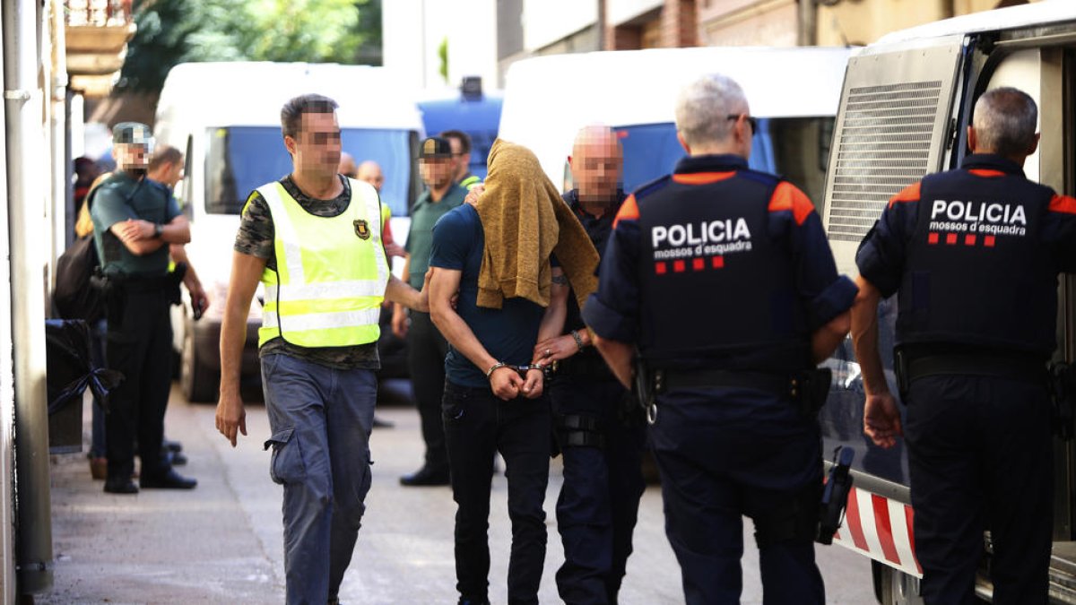 Imatge de dijous d’un dels detinguts en l’operació conjunta entre Mossos i Guàrdia Civil.