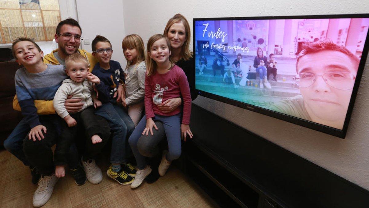 Albert Casi y Goretti Biel con sus cinco hijos (Blai, 6 años; Dan, 2; Noé, 8, y Nati y Valèria, de 5 años), ayer su casa de Bellcaire d’Urgell.