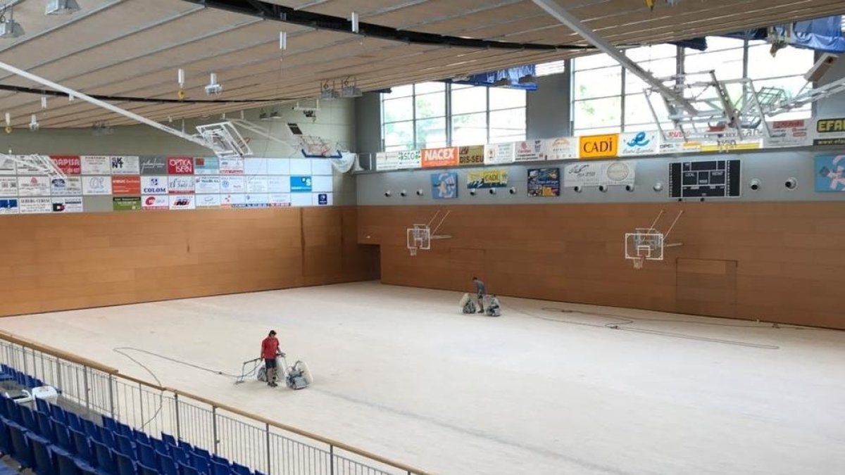 Reparen el parquet de la pista del Palau d'Esports de la Seu d'Urgell
