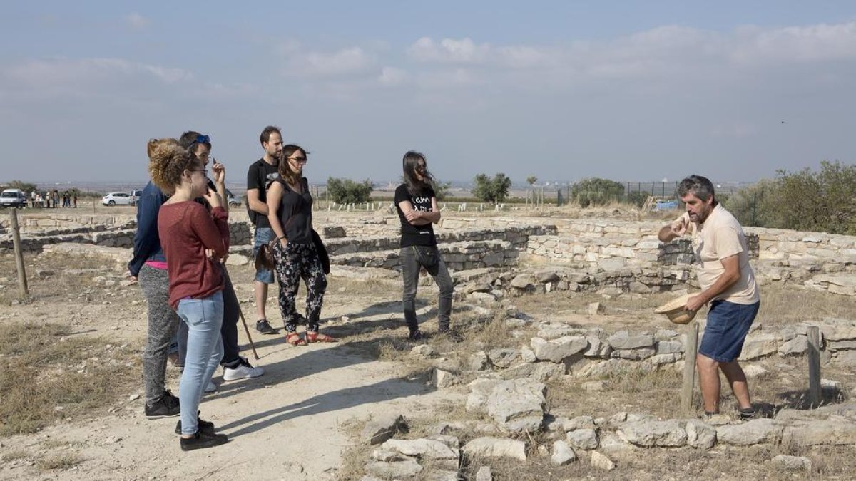 Visita guiada ayer al yacimiento de Els Estinclells de Verdú, en el marco del ‘Cap de Setmana Ibèric’.