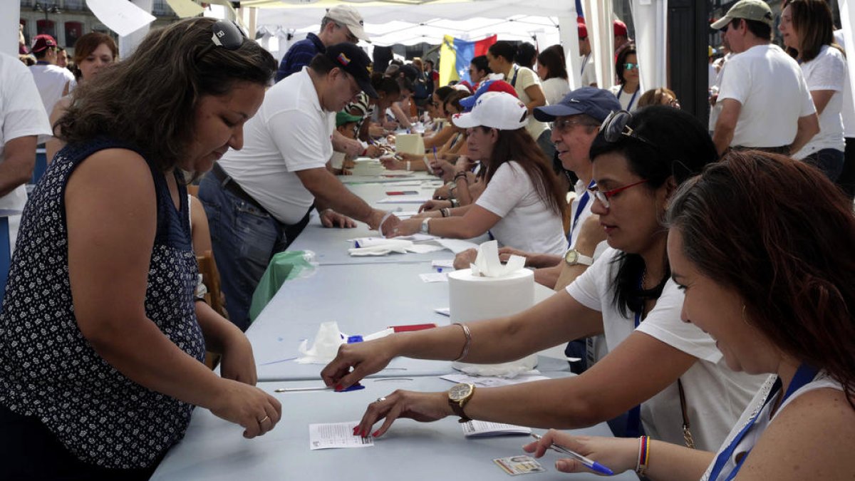 Venezolanos residentes en Madrid acudieron el domingo a la madrileña Puerta del Sol para votar.