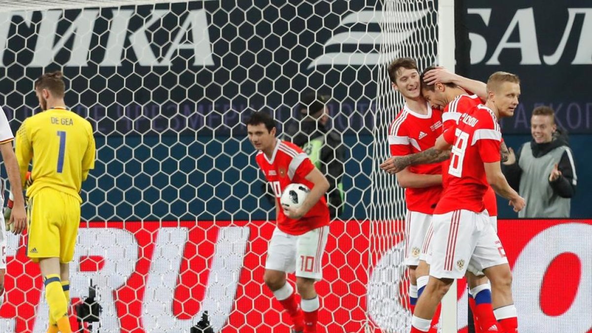 Jugadores de la selección de Rusia celebran uno de los goles que marcaron ayer a España.
