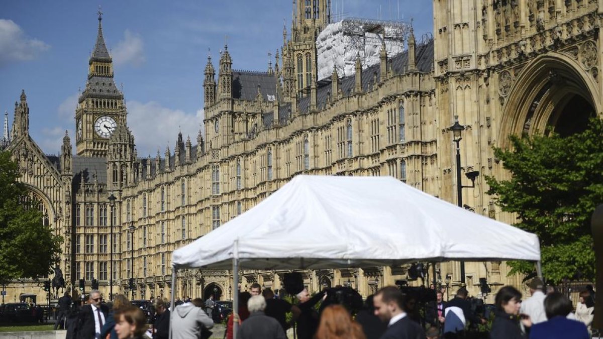 Imagen del exterior del Parlamento británico, ayer., que aprobó el adelanto electoral.