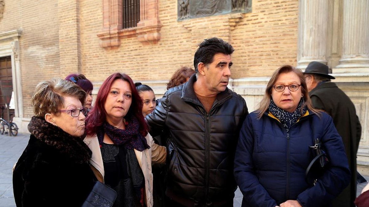Familiares de Ana Orantes entran a la misa celebrada ayer en su memoria en Granada.