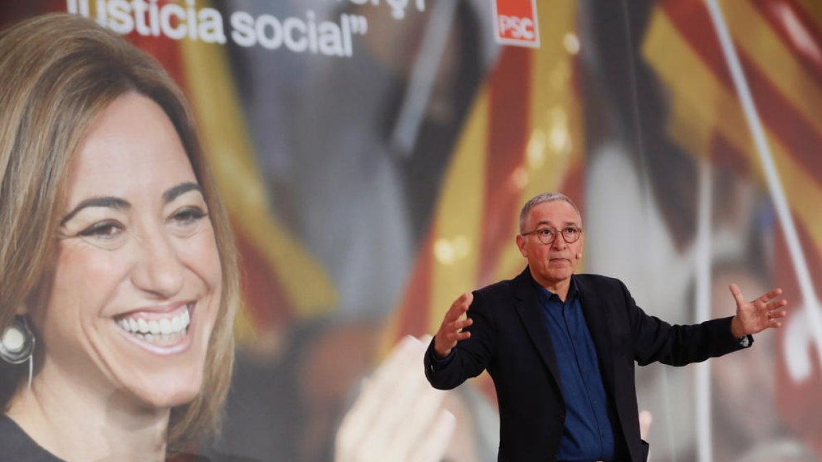 Un emocionado Javier Sardà fue el encargado de conducir el acto de homenaje a Carme Chacón.