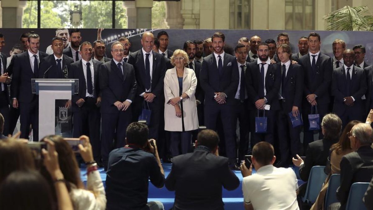La plantilla, técnicos y directivos del Madrid, durante la recepción con la alcaldesa de Madrid, Manuela Carmena.