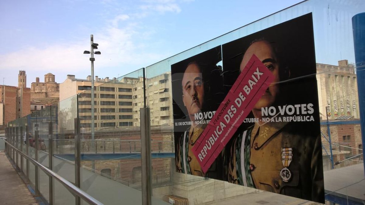 Cartells de Franco contra l'1-O a Lleida i Balaguer
