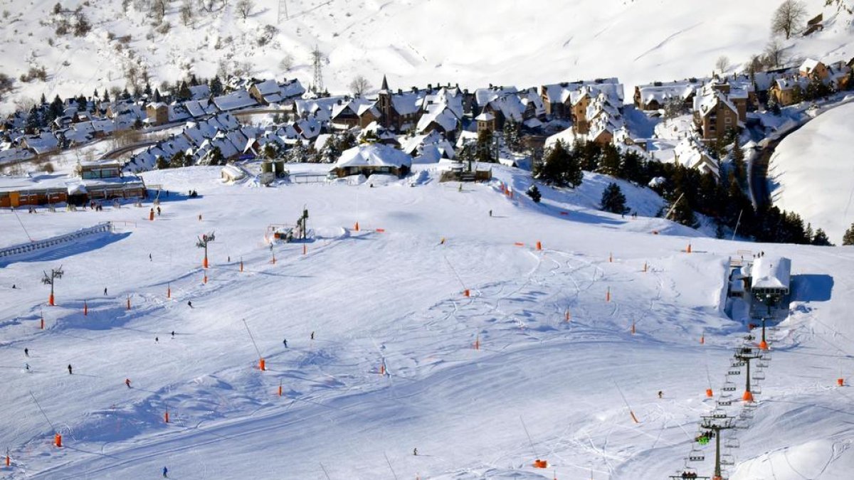 Los últimos esquiadores en Baqueira-Beret.