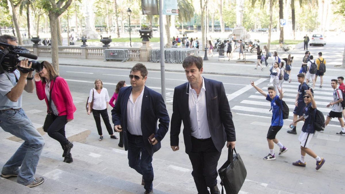 Salguero (dreta) quan arribava ahir a l’Audiència de Barcelona.