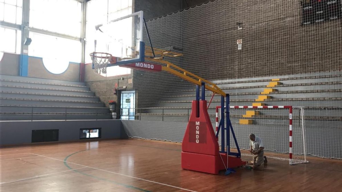 En el pabellón de Balaguer se han cambiado las canastas para acoger el partido del Barcelona.