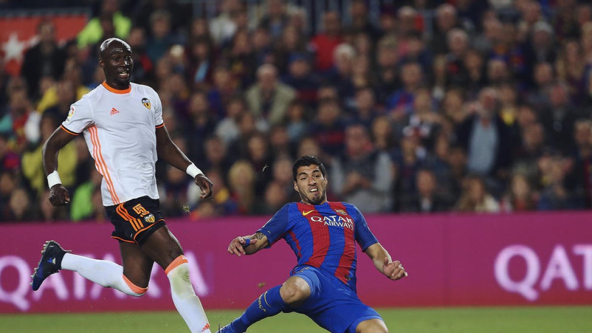Momento en el que el uruguayo Luis Suárez se lanza para marcar su gol ante el Valencia, el que significaba el empate a uno.
