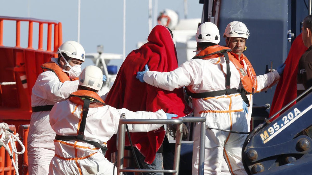 Rescatan a 34 personas de una patera en Almería