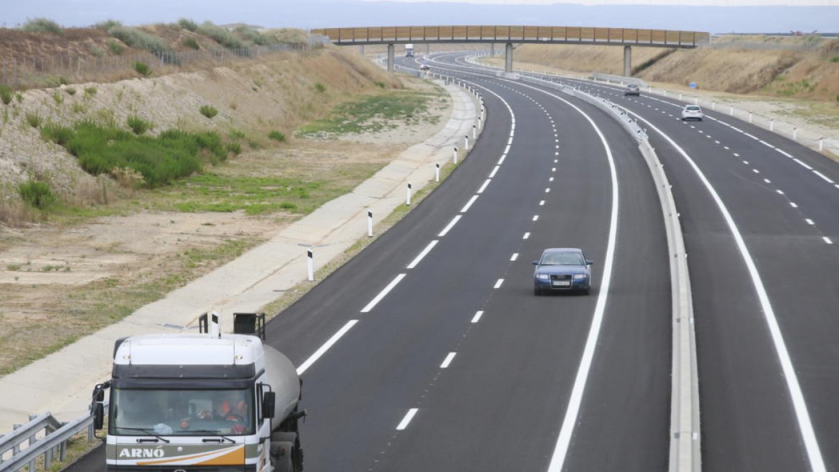 Camiones y coches circulando por la A-14 a la altura de Alguaire, ayer por la tarde.