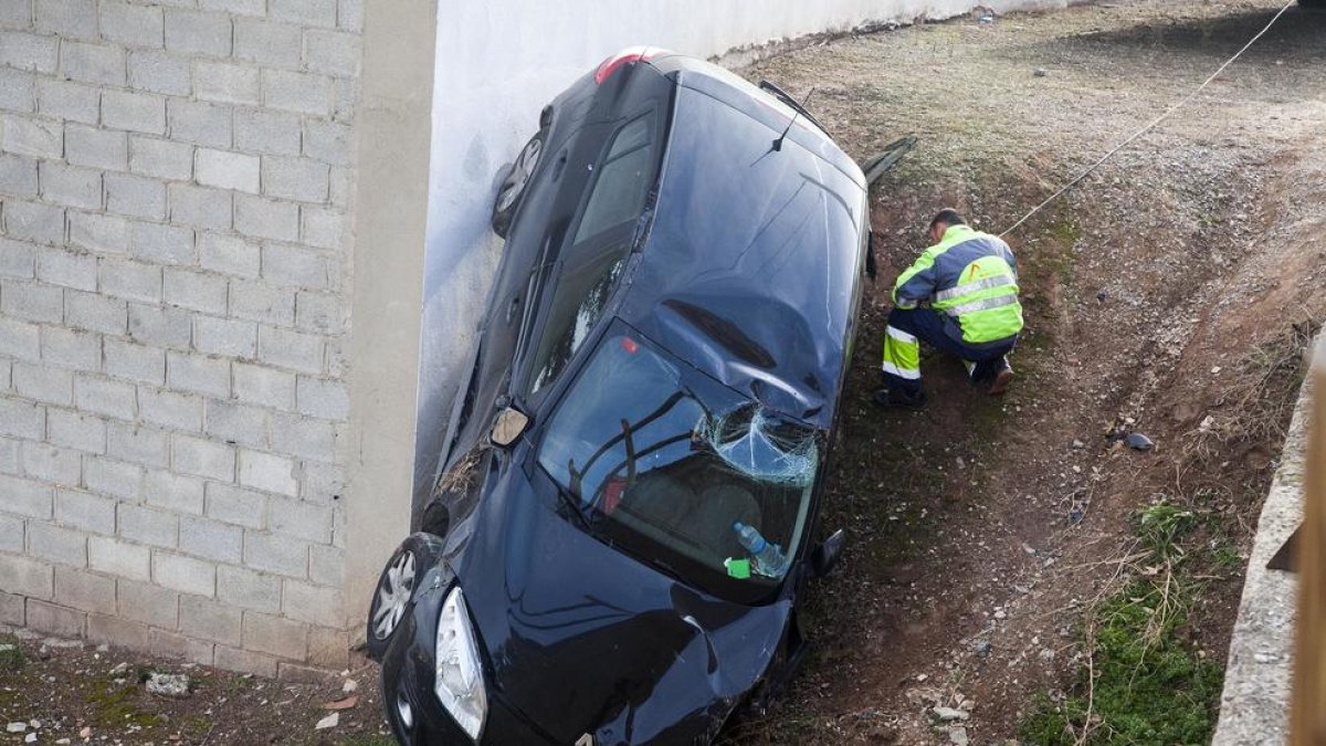 Imatge del cotxe que estava aparcat i va caure pel terraplè.