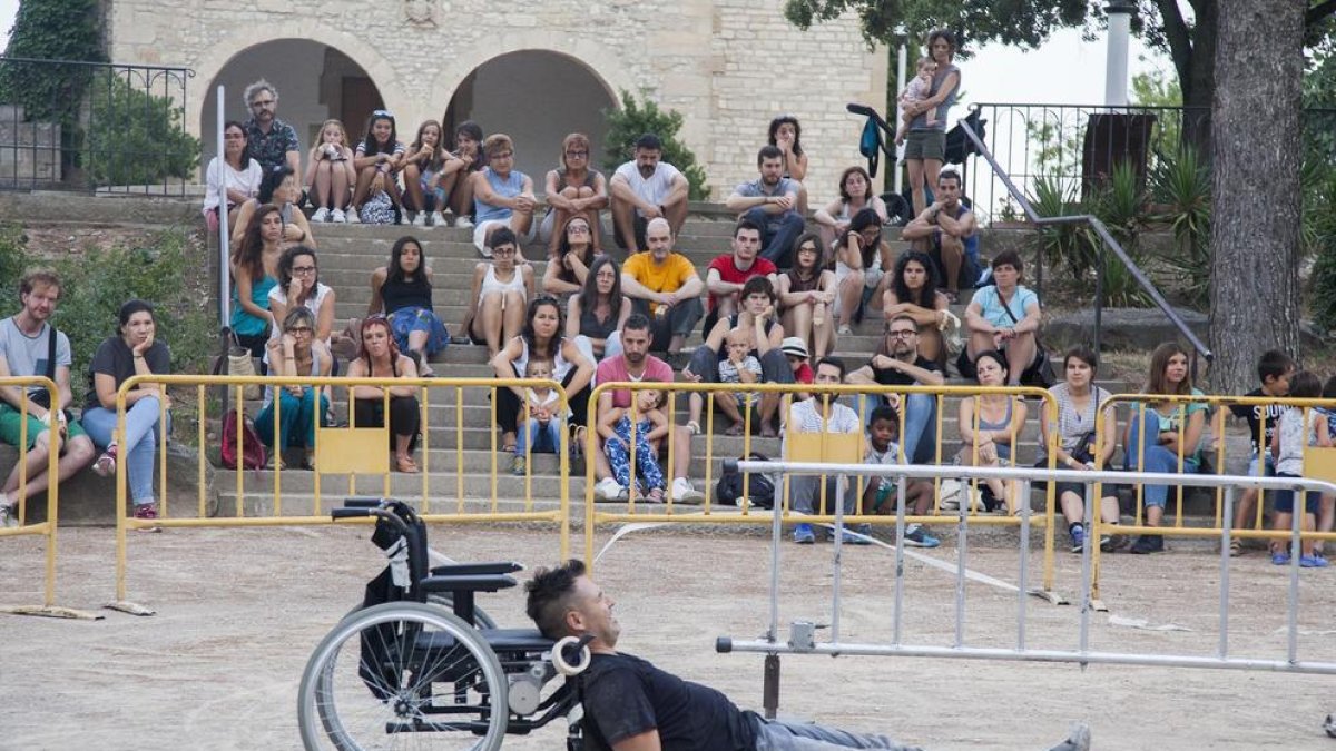 Un momento del ensayo ante el público de la obra ‘Límits’, de Ferran Orobitg, ayer en Tàrrega.