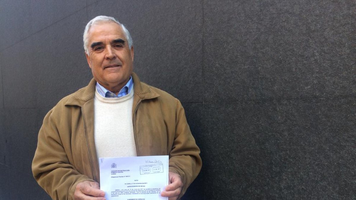 Francisco Castro, dimarts a Lleida, mostra la interlocutòria del jutge que arxiva de nou el cas.